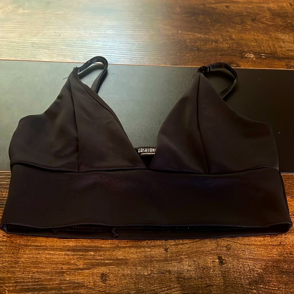 FASHINNOVA CROP TOP BLACK